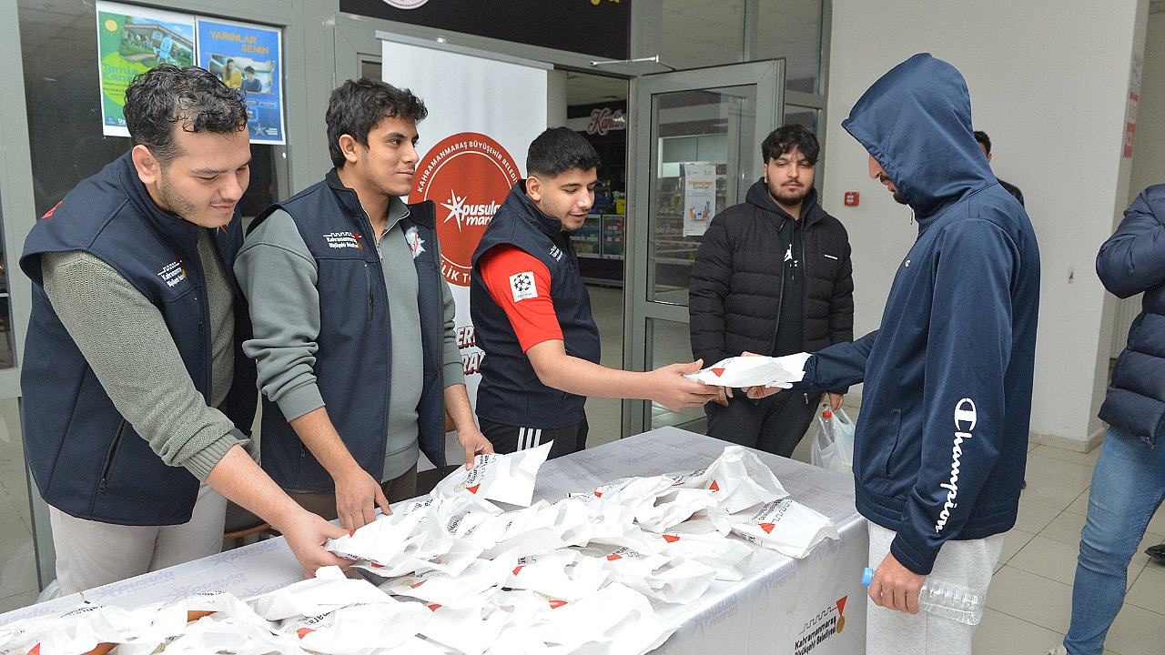 Büyükşehir’den Regaip Kandili’nde Üniversiteli Gençlere Anlamlı İkram!