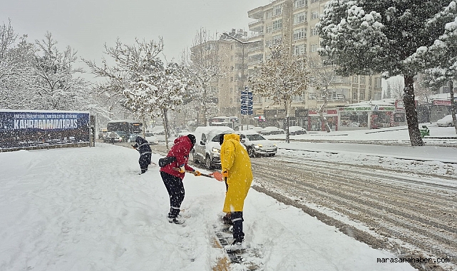 Kahramanmaraş Büyükşehir’den Yaya Yollarında Kar Mesaisi!