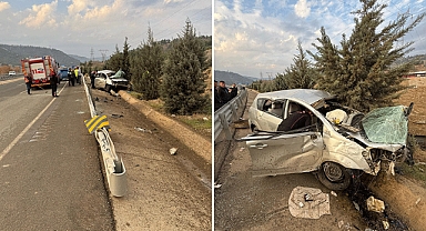 Kahramanmaraş’ta Feci Kaza: Otomobil Bariyerlere Saplandı, 1’i Ağır 2 Yaralı