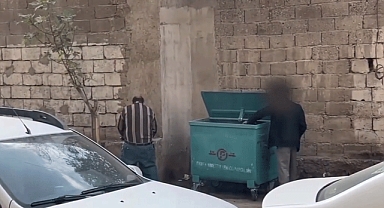 Kahramanmaraş'ta Sokak Ortasında Şoke Eden Görüntü: İki Kişi Gündüz Vakti Tuvaletini Yaptı