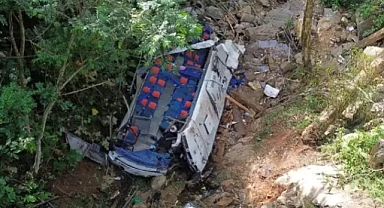 Mezuniyet dönüşü facia: Öğrencileri taşıyan otobüs uçuruma yuvarlandı, 17 ölü