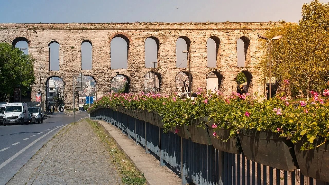 Türkiye'nin Tarihi Hazinesi: Valens Su Kemeri Nerede? Milyoner Sorusuyla Gündeme Gelen Bozdoğan Kemeri'nin Konumu ve Önemi