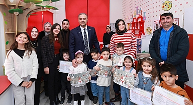 Başkan Toptaş’a karne programında miniklerden doğum günü sürprizi!