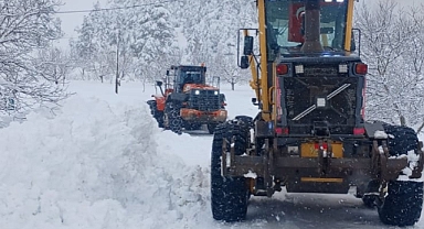 Büyükşehir, Şehrin Dört Bir Yanında Kar Mesaisini Sürdürüyor!