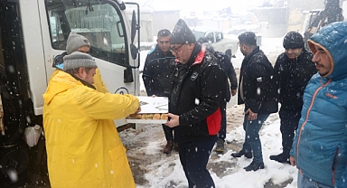 Dulkadiroğlu’nda Kar Seferberliği: Başkan Akpınar’dan Sahadaki Ekiplere Tatlı Sürprizi