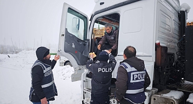 Göksun-Kayseri Yolunda Kar Esareti! Mahsur Kalan Sürücülere Şefkat Eli