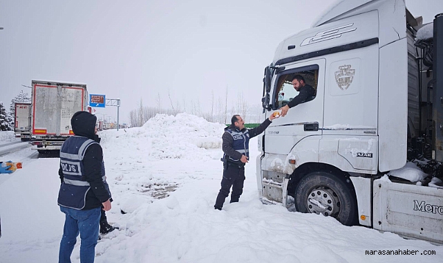 Göksun-Kayseri Yolunda Kar Esareti! Mahsur Kalan Sürücülere Şefkat Eli