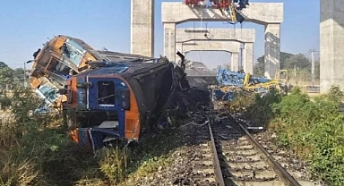 İnşaat Vinci Yolcu Treninin Üzerine Düştü, 22 Ölü