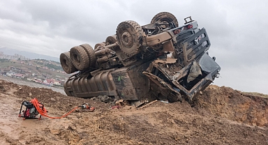 Kahramanmaraş’ta kamyon devrildi, sürücü öldü!