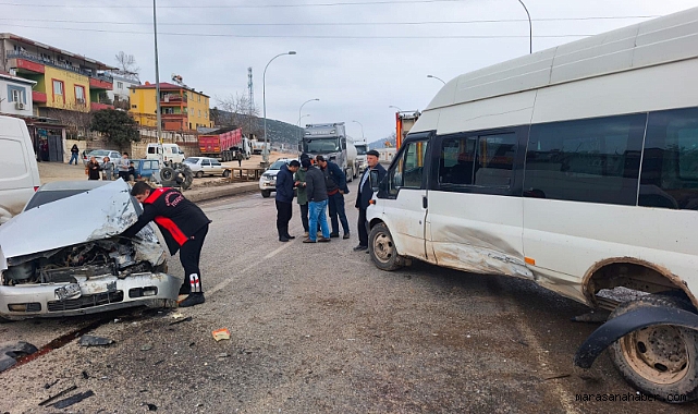 Pazarcık’ta Trafik Kazası: Servis Aracı ile Otomobil Çarpıştı, 2 Kişi Yaralandı!