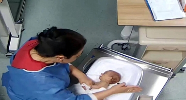 Türkiye’nin gündemine oturan Kahramanmaraş’taki bebek şiddeti olayında yeni gelişme! Polise teslim oldu