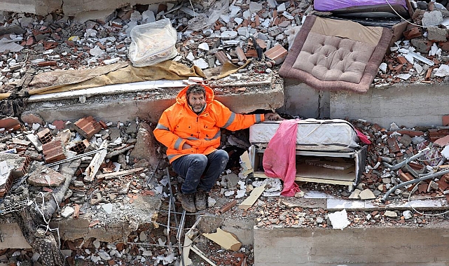 Enkaz Altında Kızının Elini Bırakmamıştı! Mesut Hançer 6 Şubat’ta Yine Mezarı Başındaydı