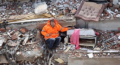 Enkaz Altında Kızının Elini Bırakmamıştı! Mesut Hançer 6 Şubat’ta Yine Mezarı Başındaydı