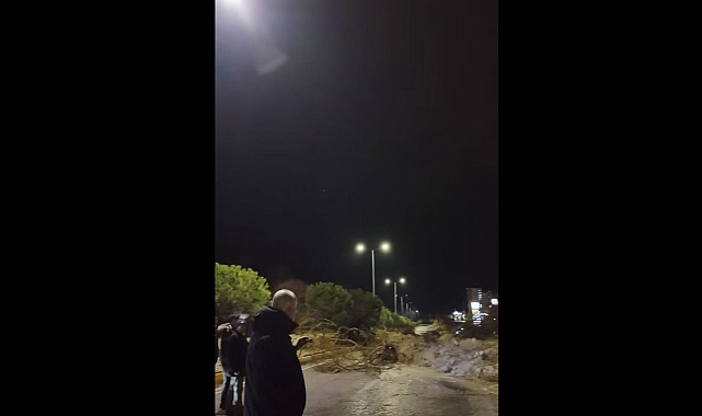 Kahramanmaraş Andırın'da heyelan! Yol kapandı