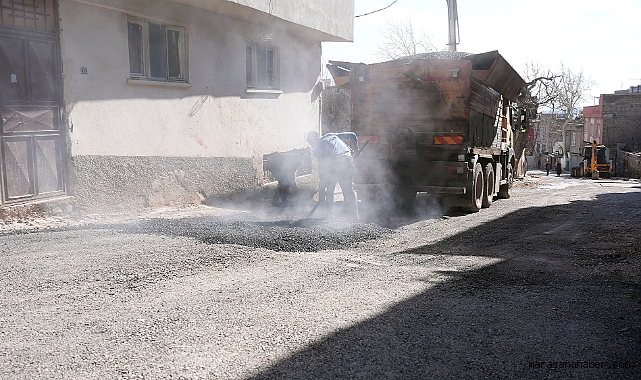 Kahramanmaraş’ta Yollar Sıcak Asfaltla Yenileniyor
