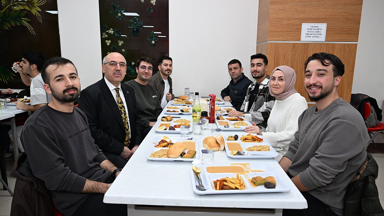 KSÜ Rektörü Ak, Öğrencilerle İftarda Buluştu!