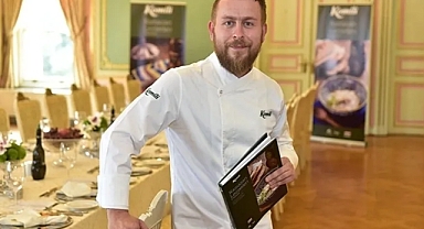 Ömür Akkor Kimdir?