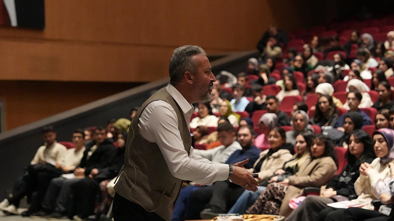 Onikişubat Belediyesi’nin YKS ve KPSS Kazandıran Taktikler Kampı yoğun ilgi gördü!