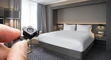 Otel Odasındaki Gizli Kamera Skandalı: Özel Görüntülerini İnternette Buldu