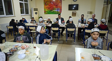 Türkoğlu Belediye Başkanı Karaca, İlk Sahurda Kur'an Kursu Öğrencileriyle Buluştu!