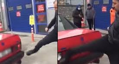 TÜVTÜRK Önünde Sinir Krizi: Aracını parçaladı!