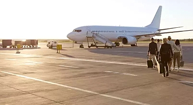 Uçaklara Neden Her Zaman Sol Taraftan Biniyoruz? İşte Havacılığın 