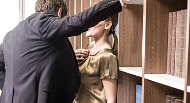 Adliye’de aşk yaşayan Katibeye şantaj!