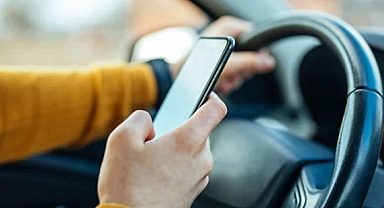 Arabada Telefonla Konuşmanın Cezası 2026: Ehliyete El Konuluyor mu? İşte Yeni Ceza Tutarları