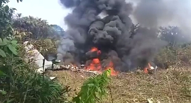 Askeri uçak düştü: 90 kişi hayatını kaybetti!