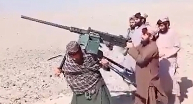 Bu nasıl savaş! Biri sırtladı, diğeri ateşledi!