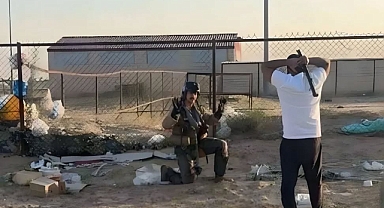 Düşen ABD savaş uçağı pilotu sopayla teslim alındı!