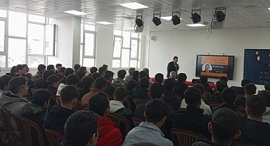 En Sevgiliye' Konferansı Öğrencilerden Yoğun İlgi Gördü!