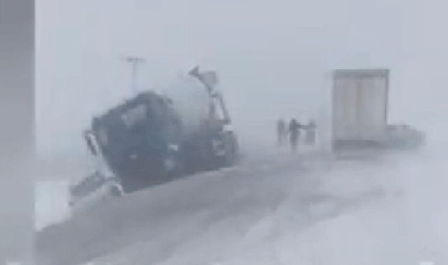 Kahramanmaraş Nurhak'ta Tipi ve Fırtına nedeniyle Zincirleme Kaza! 2 araç Şarampole Uçtu