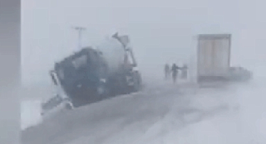 Kahramanmaraş Nurhak'ta Tipi ve Fırtına nedeniyle Zincirleme Kaza! 2 araç Şarampole Uçtu
