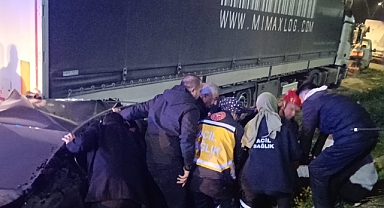 Kahramanmaraş’ta Otomobil Tıra saplandı! 4 Kişi Hastaneye Kaldırıldı