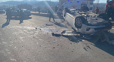Nurhak'ta Kaza: Hastane Kavşağında Otomobil Ters Döndü