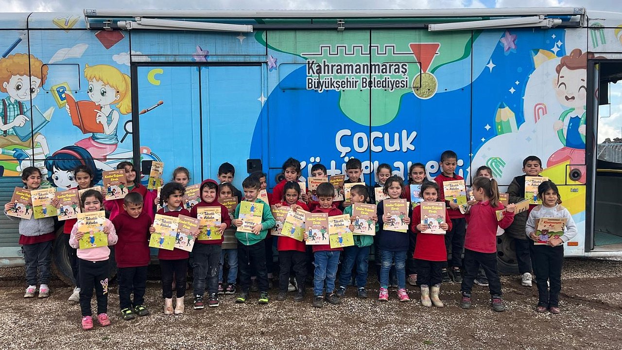 Büyükşehir’in Mobil Kütüphanesi Yüzlerce Çocuğa Ulaştı!