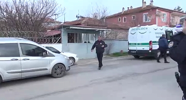 İki kardeş babalarını bıçak ve baltayla katletti!