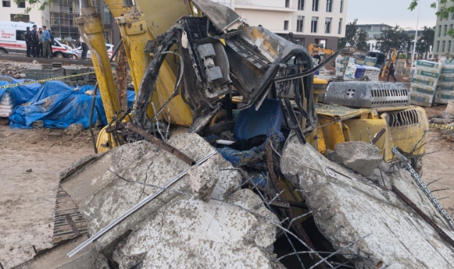 Kahramanmaraş'ta Arasa Otoparkında Yıkım Sırasında İş Makinesi Göçük Altında Kaldı