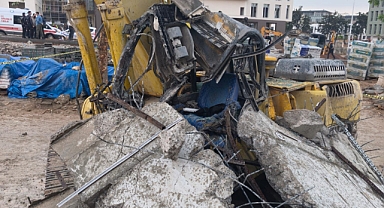 Kahramanmaraş'ta Arasa Otoparkında Yıkım Sırasında İş Makinesi Göçük Altında Kaldı
