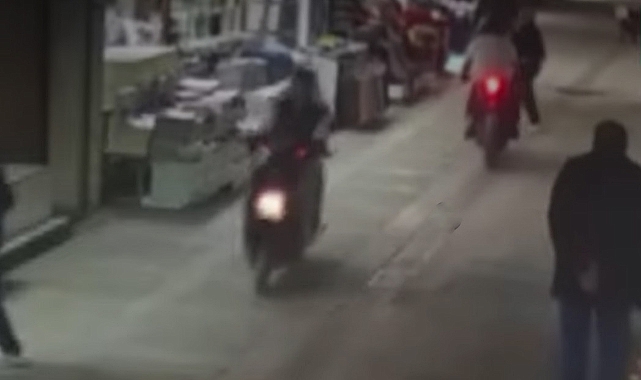 Kahramanmaraş’ta Kapalı Çarşı’ya Motosikletle girdi, yetmedi yayaya çarpıp kaçtı!