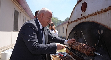KİÜ Rektörü Bakan Gastronomi Öğrencileriyle Cağ Kebabı kesti!