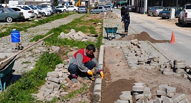 Onikişubat Belediyesi’nden 9 farklı mahallede eş zamanlı kaldırım ve yol çalışması!