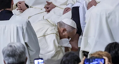 Papa 12 rahibin ayaklarını yıkayıp öptü!