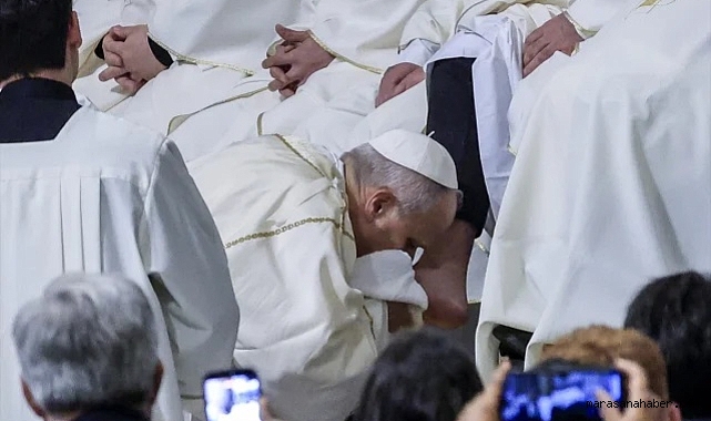 Papa 12 rahibin ayaklarını yıkayıp öptü!