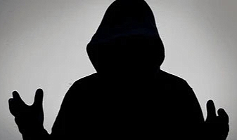 Ülke bu sapığı konuşuyor! Kadının parmaklarını emerken yakalandı…