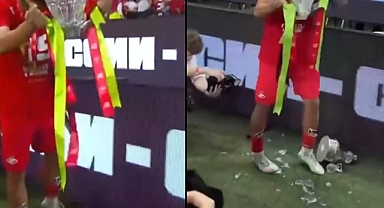 Futbolcu kupayı parçaladı!