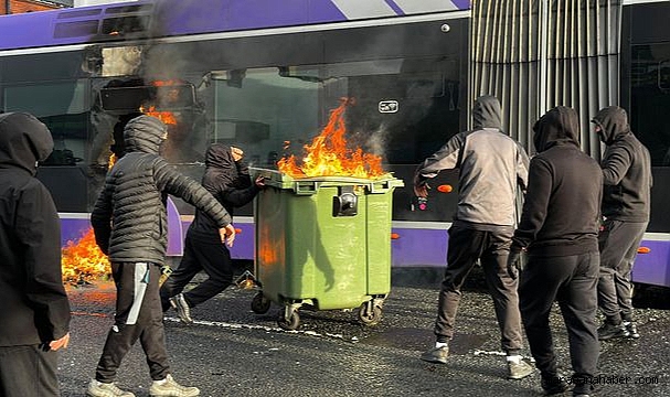 Belfast'ta Göçmen Karşıtı Protestolar Şiddete Dönüştü: Araçlar Yakıldı, Türk Berberine Saldırı Düzenlendi