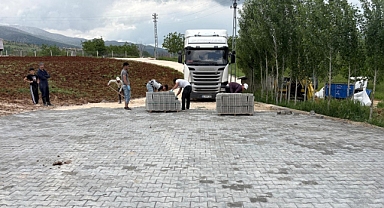 Büyükşehir’den Çağlayancerit Kırsalına 3 Bin Metrekarelik Kilit Parke!