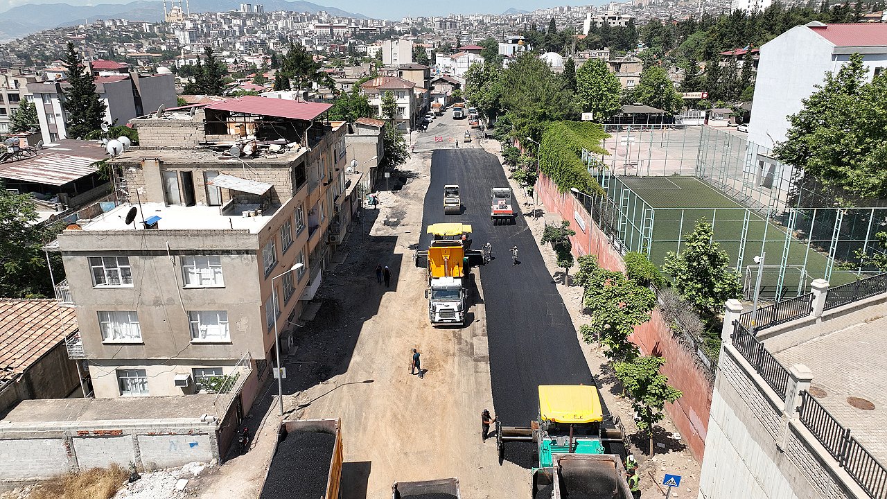Büyükşehir, Dulkadiroğlu Gazneliler Caddesi’nde Asfalt Mesaisine Başladı